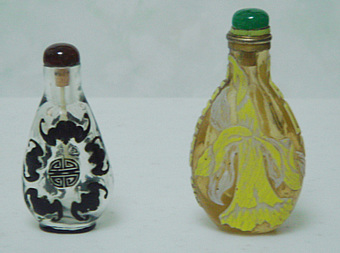 左側は中国製ビエンコ　右はガレの香水瓶