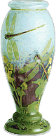 これはドームの作品　蜻蛉とキンポウゲ文様花瓶