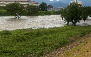 台風で増水した川