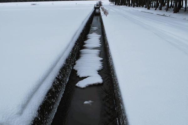 水路の雪