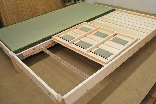 畳ベッドの裏に　珪藻土木板貼りで湿気対策