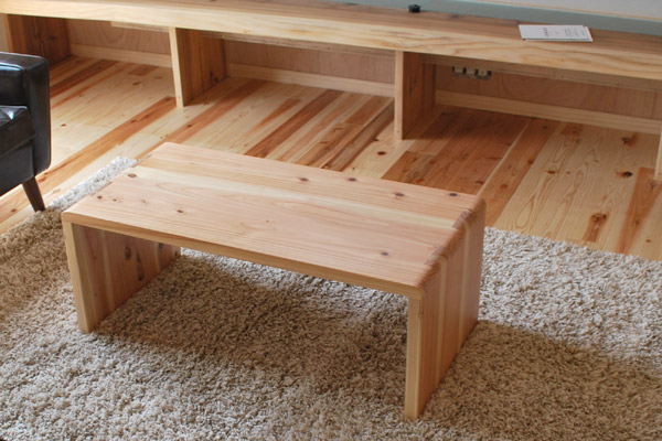 杉材のテーブル