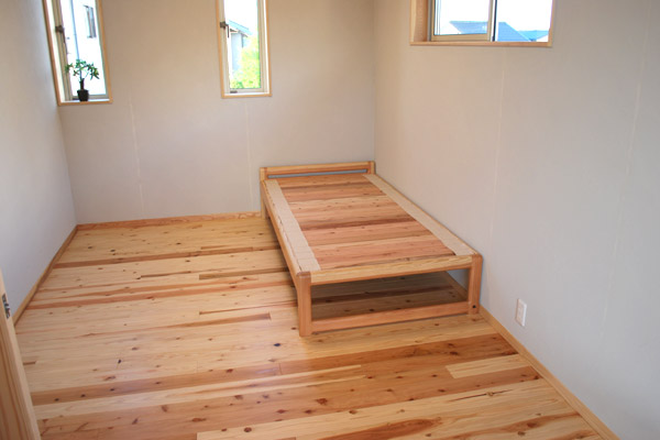 子供部屋　杉材のベッド