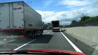 こういう時は長距離トラックの後ろを走る、が正解 定速走行の先導車っすね