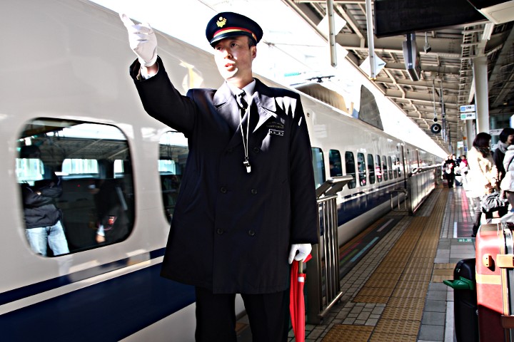 駅員と新幹線三〇〇系