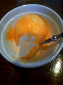 バニラアイスをマンゴーソースで