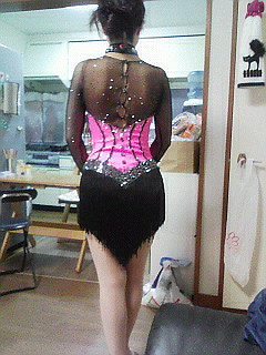 ラテンドレス・ピンク黒うしろ