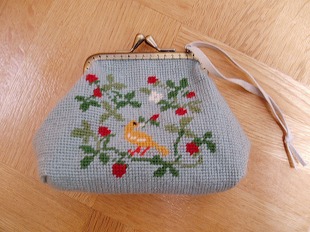 つづれ織りみたいなニードルポイントがま口ポーチ