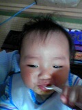 離乳食を食べるかけるクン