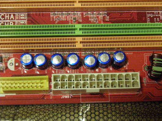 電源コネクタ脇の電解コンデンサ