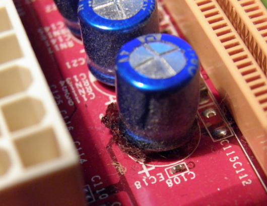 液漏れしているコンデンサ