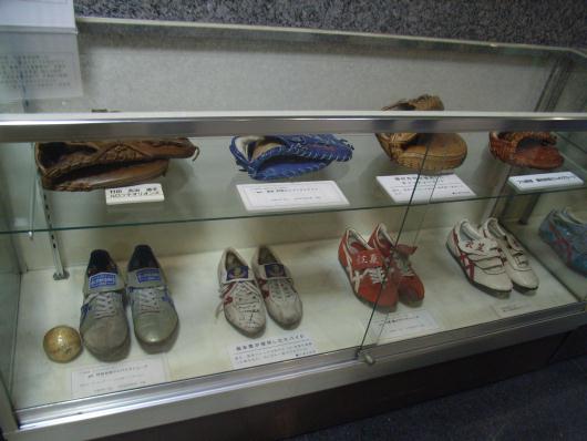 往年の名選手のグローブと靴