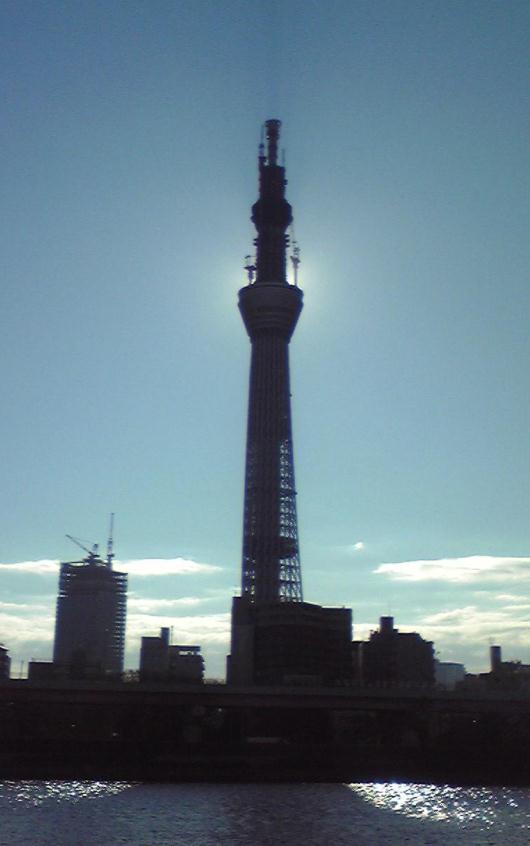 後光を発するスカイツリー