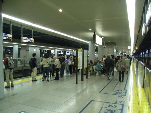 大変な混雑の品川駅新幹線ホーム