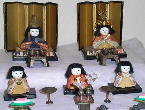 左がお内裏様、右がお雛様
