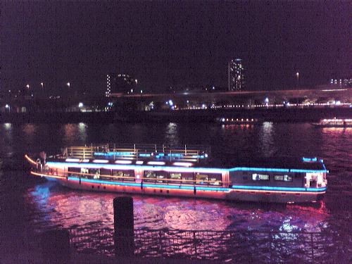 夜の屋形船