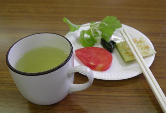 ミニサラダとハーブティー