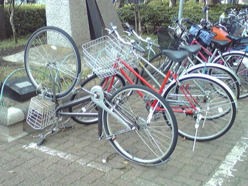 風でひっくり返った自転車