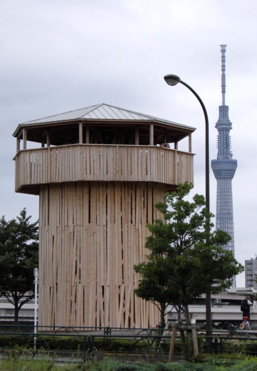 汐入タワーとスカイツリー