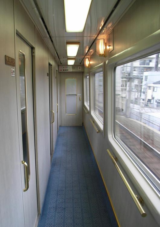 個室車両の廊下