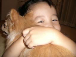 小チビとハグ＞。