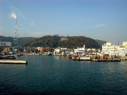船のデッキから見た久里浜港