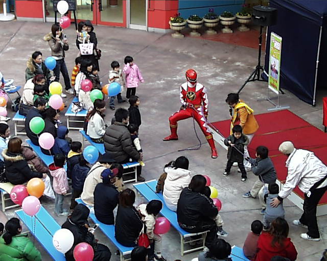 加勢する子供