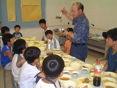 朝食・ながぐづ先生「網地島のめかぶはよく粘るぞ」