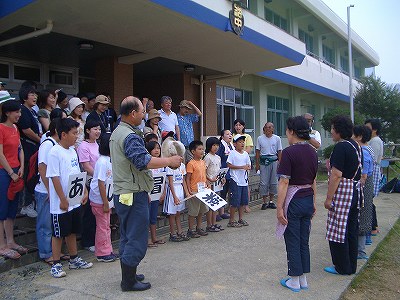 朝4時に起きて，食事の準備を手伝ってくれた島の優しいおばあちゃんたちに感謝