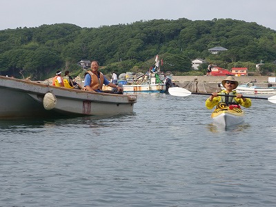 島の者が小型船でサポート