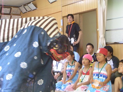 時々休みながらの獅子踊り