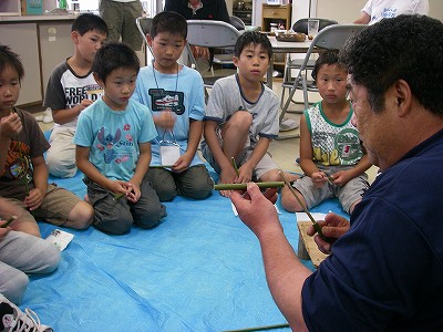 竹鉄砲作り　みんな真剣