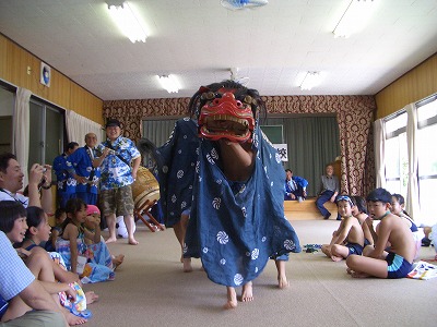 大受けの子どもたちの獅子踊り