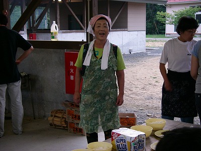 海女をしている長渡婦人会たつえ会長の説明