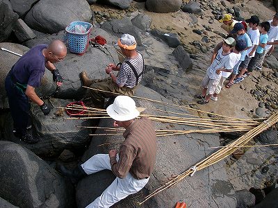 島伝統の魚釣り「アナゴ抜き」の準備