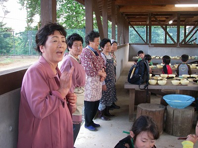 夕食のお手伝いをしてくれた長渡婦人会のみなさん
