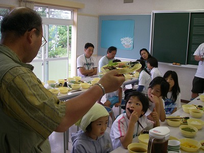朝食の説明をする長靴先生
