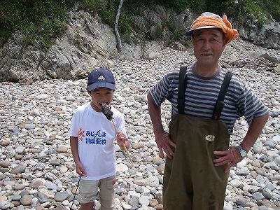 長吉名人と　釣った魚をパクリ
