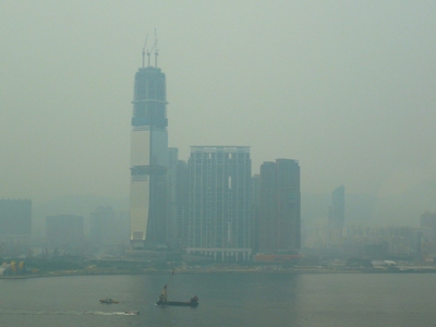 霞む香港