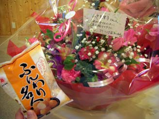 まじょさんからお花とお菓子