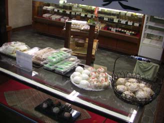 浜岡屋・外から覗く…