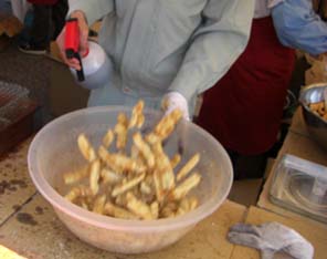 深谷産業祭・松崎米菓の揚げ餅２