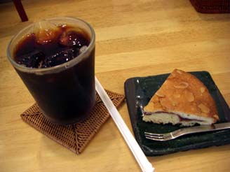 べあばれい・アイスコーヒーとブラックベリーケーキ