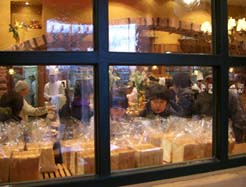 花園フォレスト　ピッコロのカフェスペースから覗く