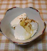 お豆腐に生姜と胡麻を添えて
