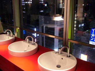 大丸東京・１２Ｆトイレの展望洗面台