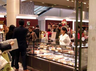 大丸東京・１Ｆお菓子売場