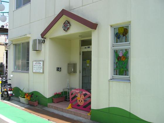 昼間は中から見てキレイ。夜は部屋の明かりを受け、外から見てキレイ。
