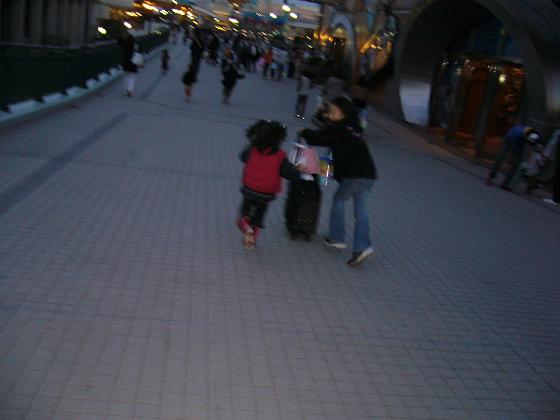 対照的に　ハイテンション　な　娘２人