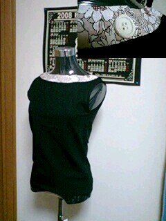 襟ボタン付黒カットソー